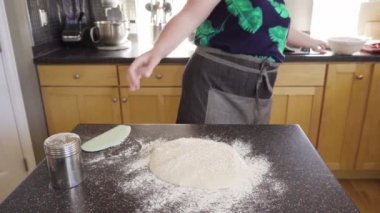 Adım adım. Konut mutfağında ekşi ekmek pişirmek.