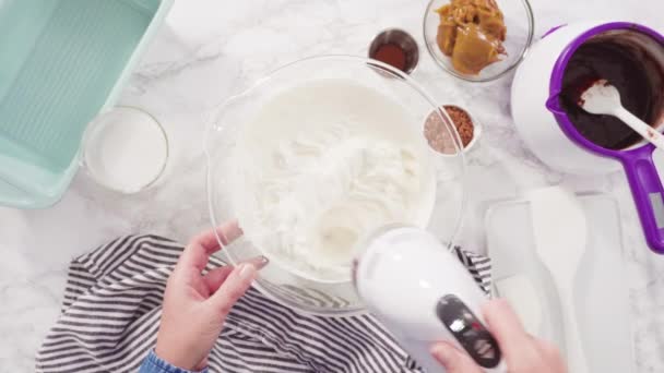 Dokonywanie Ciasto Czekoladowe Bundt Polewą Czekoladową — Wideo stockowe