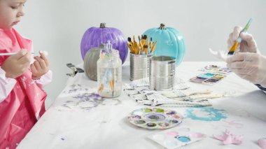 Adım adım. Süslü deniz kızı Cadılar Bayramı balkabağı yaratmak için akrilik boyalı balkabağı boyamak.