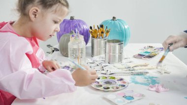 Adım adım. Süslü deniz kızı Cadılar Bayramı balkabağı yaratmak için akrilik boyalı balkabağı boyamak.