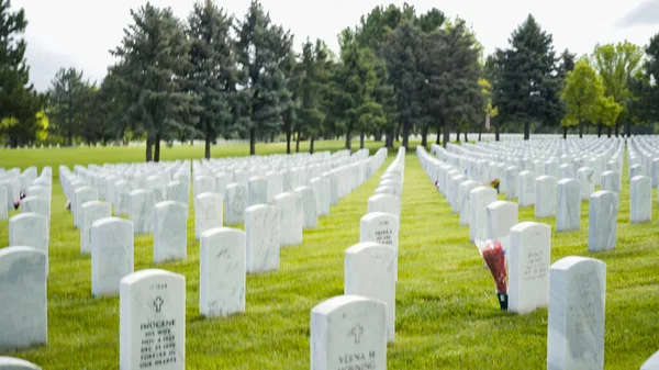 デンバー コロラド州 アメリカ 2019年5月26日 白い大理石の墓石の無限の列 — ストック写真