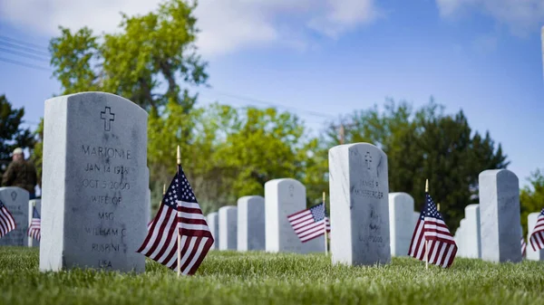 Denver Colorado Usa Mai 2019 Kleine Amerikanische Flaggen Neben Grabsteinen — Stockfoto