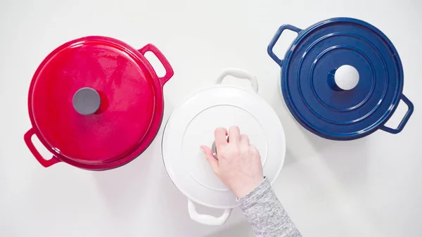 Plat Gelegd Rood Wit Blauw Geëmailleerd Gietijzeren Oven Een Witte — Stockfoto