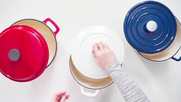 Plat Gelegd Rood Wit Blauw Geëmailleerd Gietijzeren Oven Een Witte — Stockfoto