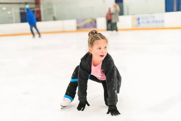 Junge Eiskunstläuferin Spielt Eissporthalle — Stockfoto