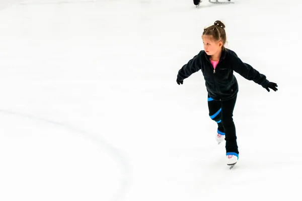 Kleine Eiskunstläuferin Schwarzen Klamotten Übt Der Eissporthalle — Stockfoto