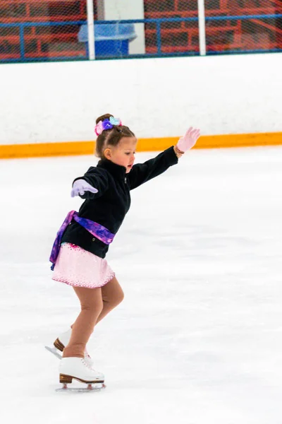 Menina Praticando Elementos Patinação Artística Vestido Rosa Com Strass — Fotografia de Stock