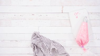 Düz yatıyordu. Süslü çikolatalı ahududu kekleri taze organik ahududu ile.