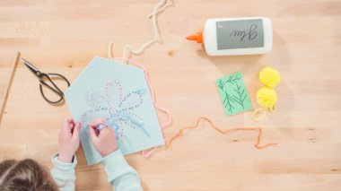 Küçük kız dikiş setiyle dikiş dikmeyi öğreniyor..