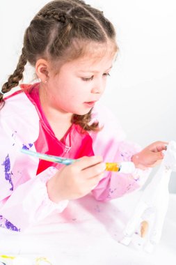 Küçük kız COVID-19 salgınında evde uzaktan öğrenim için sanat projesi üzerinde çalışıyor..