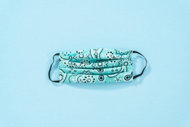Mavi arka planda Coronavirus salgını için ev yapımı yüz maskeleri..
