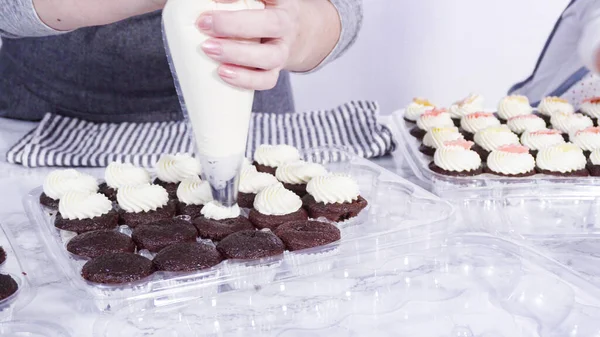 Step Step Piping Italian Buttercream Frosting Top Mini Chocolate Cupcakes — Stock Photo, Image