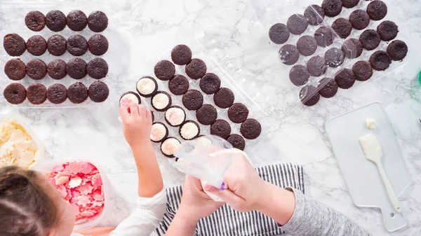 Flat Lay Step Step Piping Italian Buttercream Frosting Top Mini — Stock Photo, Image