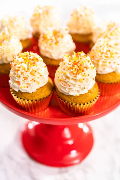 Pastel Especias Calabaza Con Crema Mantequilla Italiana Espolvorea Soporte Pastel —  Fotos de Stock