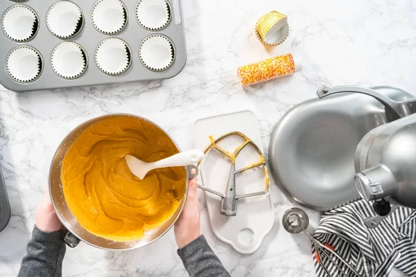 Flat Lay Pumpkin Spice Cupcake Batter Mixing Bowl Rubber Spatula — Fotografia de Stock