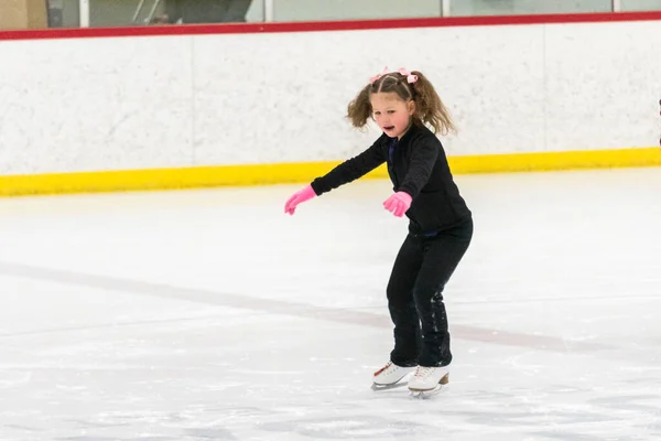 Ragazzina Pratica Pattinaggio Artistico Muove Sulla Pista Pattinaggio Coperta — Foto Stock