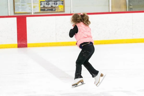 小女孩在室内溜冰场练习花样滑冰 — 图库照片