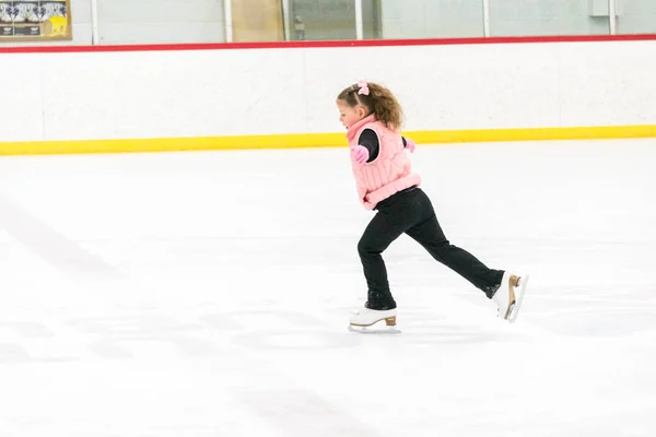 Küçük Kız Buz Pistinde Artistik Patinaj Yapıyor — Stok fotoğraf