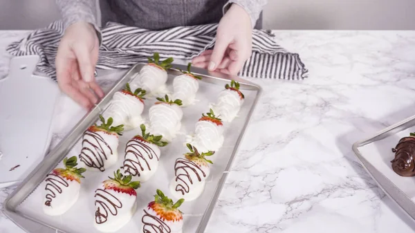 Schritt Für Schritt Zubereitung Von Erdbeeren Mit Weißer Und Dunkler — Stockfoto