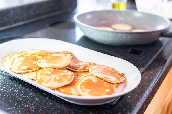 Kleine Pfannkuchen Auf Kefir Basis Einer Pfanne Braten — Stockfoto