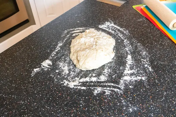 Brotteig Auf Der Küchentheke Zubereiten Und Fladenbrot Backen — Stockfoto