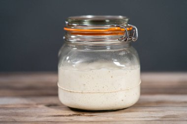 Ekşi mayalı ekmek pişirmek için cam bir mason kavanozunda başlangıç yapıyorum..