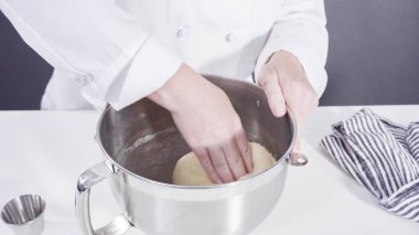 Tarçınlı rulo pişirmek için elle hamur örüyorum..