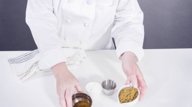 Tarçınlı rulo pişirmek için beyaz mutfak tezgahındaki malzemeler..