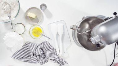 Düz yatıyordu. Tarçınlı rulo pişirmek için mutfak malzemelerini karıştırıyorum..