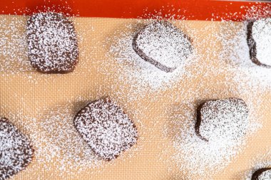 Fırınlanmamış çikolatalı kurabiyeler..