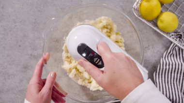 Düz yatıyordu. Limonlu kek için hamura malzemeleri karıştırıyorum..