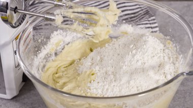 Limonlu kek için hamura malzemeleri karıştırıyorum..