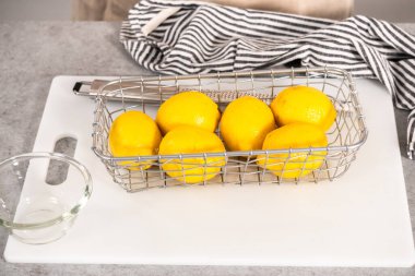 Limonlu kek yapmak için bir sepet dolusu limon..