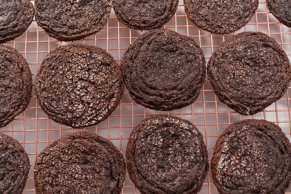 在厨房烘干架上冷却新鲜烘焙的巧克力饼干 — 图库照片