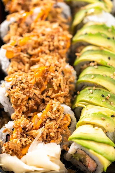 Önceden paketlenmiş suşi ve suşi çeşitleri plastik tepside..