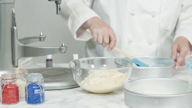 Adım adım. Üç katlı vanilyalı kek pişirmek için yemek boyasını kek hamuruna karıştırıyorum..