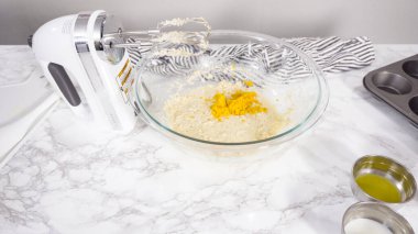 Adım adım. Kızılcık keki pişirmek için karışımı karıştırıyorum..