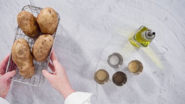 Düz yatıyordu. Adım adım. İçindekiler tezgahın üzerinde baharatlı patates dilimleri hazırlamak için..