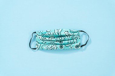 Mavi arka planda Coronavirus salgını için ev yapımı yüz maskeleri..