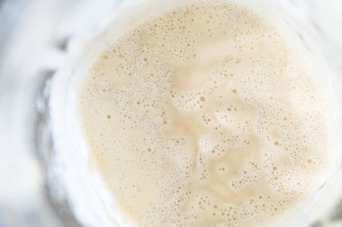 Ekmek pişirmek için ev yapımı ekşi ekmek hazırlıyorum..