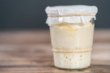 Ekşi mayalı ekmek pişirmek için cam bir mason kavanozunda başlangıç yapıyorum..