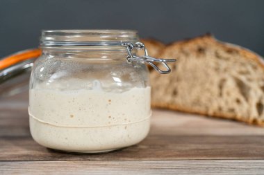 Ekşi mayalı ekmek pişirmek için cam bir mason kavanozunda başlangıç yapıyorum..