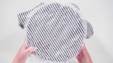 Düz yatıyordu. Tarçınlı rulo pişirmek için elle hamur örüyorum..