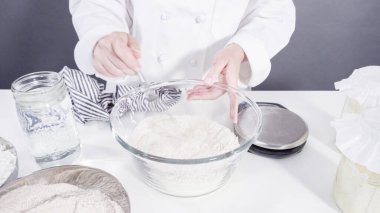 Tarçınlı rulo pişirmek için cam bir kasenin içindekileri ölçüyorum..