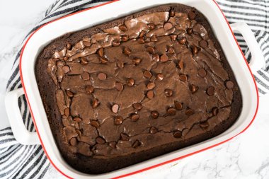 Üstünde ekstra çikolata parçacıkları olan ev yapımı brovniler pişiriyorum..