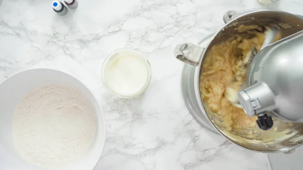 Adım Adım Düz Yatıyordu Katlı Vanilyalı Kek Pişirmek Için Mutfak — Stok fotoğraf