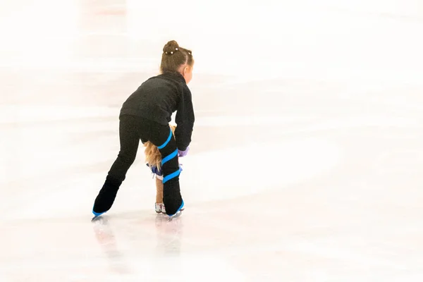 Pequena Patinadora Artística Brincando Com Sua Boneca Arena Gelo Interior — Fotografia de Stock