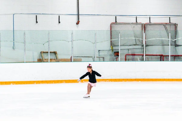 Menina Praticando Elementos Patinação Artística Vestido Rosa Com Strass — Fotografia de Stock