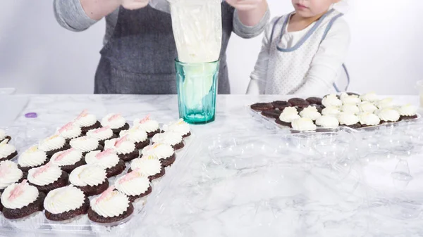 Passo Passo Menina Ajudando Decorar Mini Cupcakes Chocolate Com Flocos — Fotografia de Stock