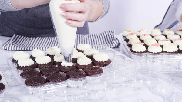 Krok Krokem Potrubí Italský Máslový Poleva Vrcholu Mini Čokoládové Cupcakes — Stock fotografie